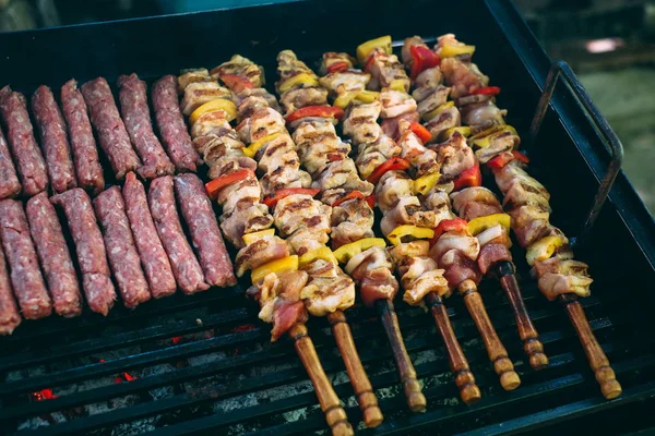 Asar brochetas de carne de pollo y kebab con verduras en la parrilla de carbón de barbacoa —  Fotos de Stock