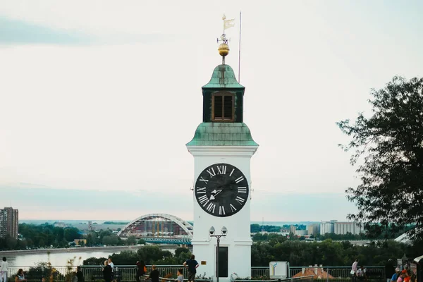 Petrovaradin kale Novi Sad City ters dakika ve saat işaretçiler ile eski Saat Kulesi