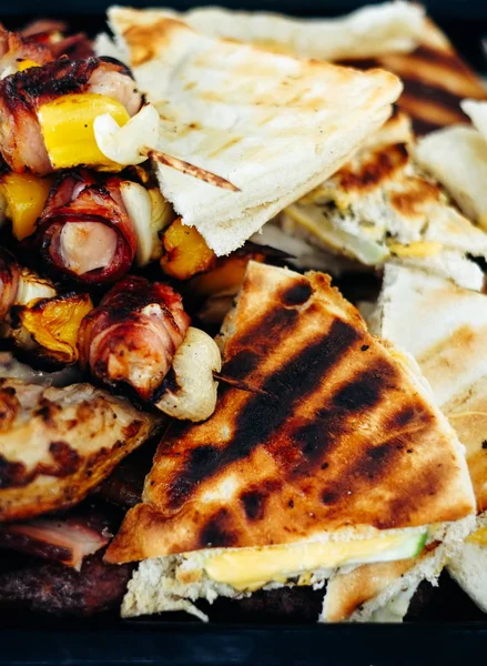 Izgara tavuk eti şiş pastırma ile haddelenmiş. sebze ve kavrulmuş pizza ekmek ızgara şiş