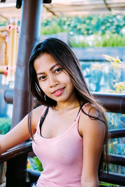 自然肖像美しいアジアの女の子笑顔します。アジアの女性の美しい顔夏のリラクゼーションを — ストック写真