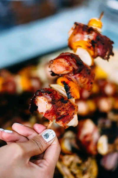 Brochetas de carne de pollo a la parrilla enrolladas con tocino. pinchos de barbacoa con verduras y pan de pizza tostado —  Fotos de Stock