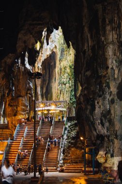 Batu mağaraları içinde bir kireçtaşı fosillerini sadece Kuala Lumpur kuzeyinde yer alır. Batu mağaraları tapınak ve Hindu türbelerin featuring üç ana mağaralar vardır.