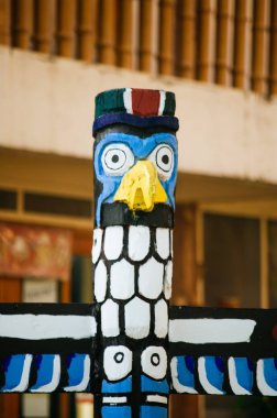 Tropik ada ormanda boyanmış totem direği