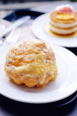 Pinoy Ensaymada ekmek, şeker ve üzerine peynir ile