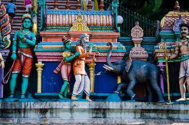 Heykel Hindu tanrıları tapınağın Batu mağaraları içinde çatıda. Batu mağaraları - bir kompleks kireçtaşı mağara duvarlarında Kuala Lumpur, Malezya