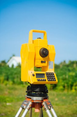 Arazi ekipman teodolit gelecekteki inşaat sitesinde tripod üzerinde