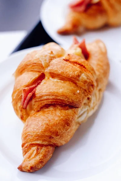 Fresh Croissants on the white plate. Selective focus — Stock Photo, Image