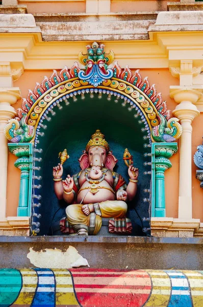 Ganesha Statue a Hindu deitiy on the roof of temple within Batu Caves. Batu Caves - a complex of limestone caves in Kuala Lumpur,  Malaysia — Stock Photo, Image