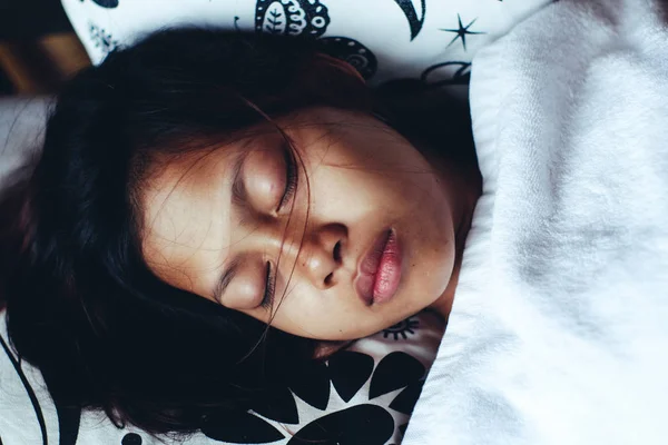 Joven mujer asiática durmiendo pacíficamente en la baconía durante las vacaciones de verano — Foto de Stock