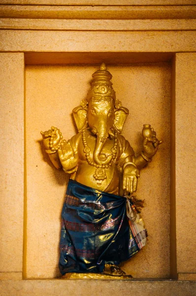 象头神雕像印度教 deitiy 在黑风洞内寺庙的墙上。风洞-一个复杂的石灰岩洞穴在吉隆坡，马来西亚 — 图库照片