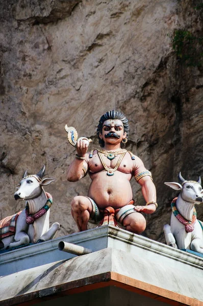 Estátua deidades hindus no telhado do templo dentro das Cavernas de Batu. Batu Caves - um complexo de cavernas de calcário em Kuala Lumpur, Malásia — Fotografia de Stock