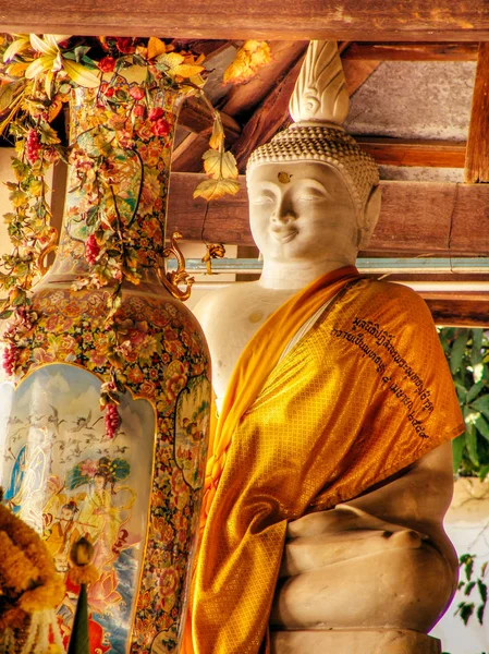 Smaragdový Buddha socha zakotvené v Wat Phra Kaew, Thajsko Bangkok — Stock fotografie