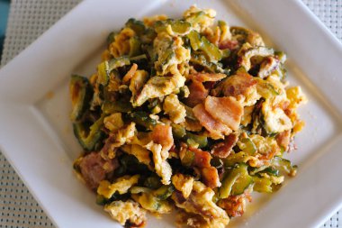  Fried acı kavun yumurta ve domuz pastırması ile karıştırın