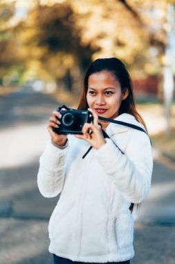  Beyaz yün ceket dışında sokakta sonbahar öğleden sonra boyunca fotoğraf çekme içinde güzel kız