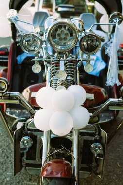  Güzel düğün kavramı büyük trike, balonlar ve kurdeleler ile dekore edilmiş motosiklet