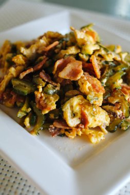  Fried acı kavun yumurta ve domuz pastırması ile karıştırın