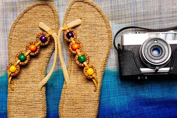  Fotoğraf makinesi ve terlik çantası arka plan olarak üstüne yaz nesnesinin düz lay