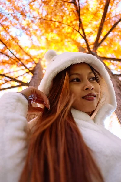 Güneşli bir gün, gün batımı sırasında Beyaz önlük parkta genç kadında sonbahar Park'ta mutlu genç güzel kadın 