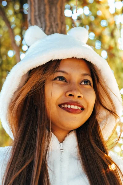  Sonbahar sezonu ile renkli sonbahar arka plan açık beyaz yün ceketli mutlu bir genç güzel kadın portresi.