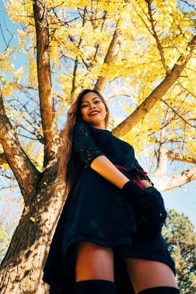 화창한가 날, 공원에서 행복 한 젊은 여자 웃 고. 검은 복고풍 드레스가을 패션 스타일에 쾌활 한 아름 다운 여자 — 스톡 사진