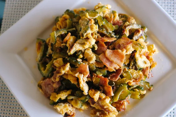  Fried acı kavun yumurta ve domuz pastırması ile karıştırın