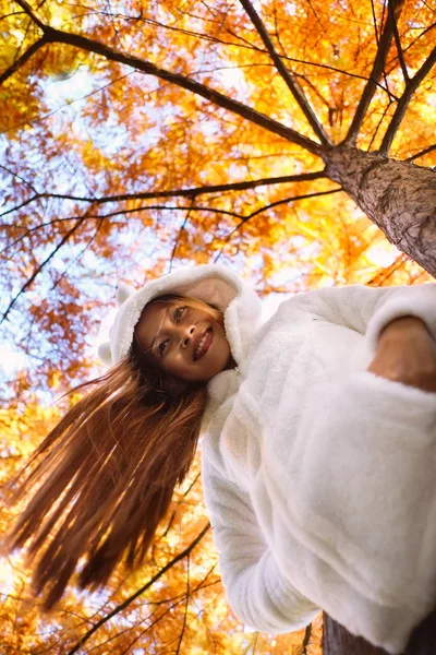  Güneşli bir gün, gün batımı sırasında Beyaz önlük parkta genç kadında sonbahar Park'ta mutlu genç güzel kadın