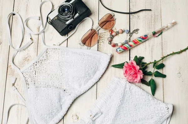  Moda yaz kız giysileri kamera ve aksesuarları ile ayarlayın. Outfit.Trendy Moda Güneş gözlüğü, çiçekler yaz. Yaz Bayan Essentials. Yaratıcı tasarım. Moda kentsel kavramı