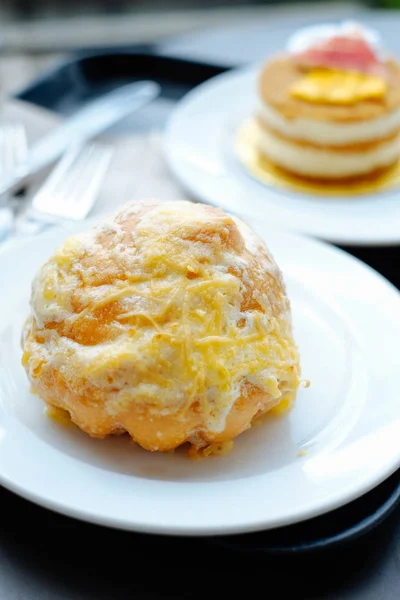  Pinoy Ensaymada ekmek, şeker ve üzerine peynir ile