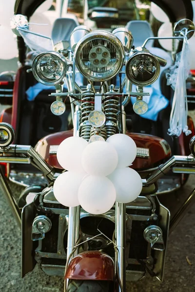  Güzel düğün kavramı büyük trike, balonlar ve kurdeleler ile dekore edilmiş motosiklet