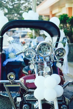 Güzel düğün kavramı büyük trike, balonlar ve kurdele ile süslenmiş motosiklet