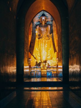 Myanmar, Bagan - Buda Pagoda, ortam ışığı içinde