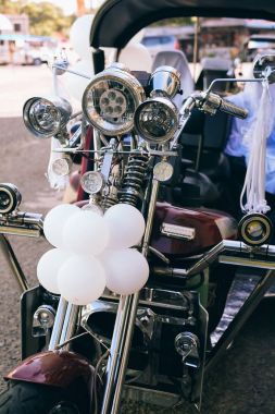 Güzel düğün kavramı büyük trike, balonlar ve kurdele ile süslenmiş motosiklet