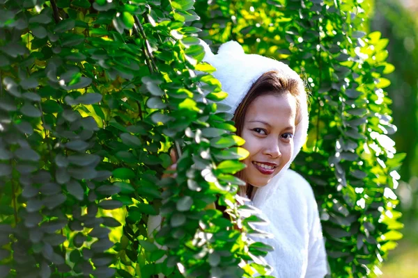 Happy young beautiful woman in autumn park on sunny day, Young woman in white coat during sunset in the park — Stock Photo, Image