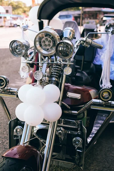 Güzel düğün kavramı büyük trike, balonlar ve kurdele ile süslenmiş motosiklet
