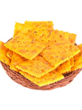 Sağlıklı kepekli kraker sepeti kahverengi zemin üzerine kapatın