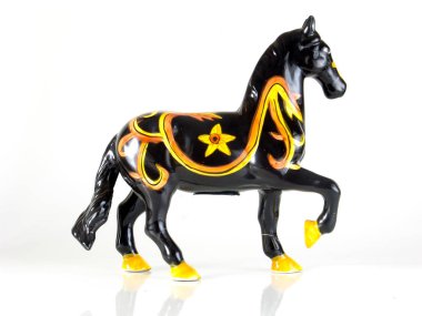 Beyaz arka plan üzerinde izole kuruş banka at