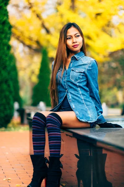 Mulher nova na moda vestindo jaqueta de calça azul com as altas colinas e meias de joelho de faixa longa. outumn estilo de moda — Fotografia de Stock