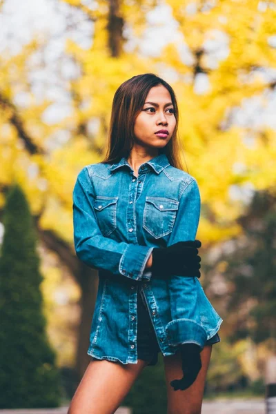 Mujer joven de moda con chaqueta vaqueros azules con las colinas altas y calcetines de rodilla de rayas largas. outumn estilo de moda — Foto de Stock