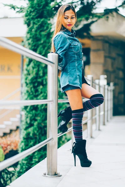 Elegante bonita jovem mulher vestindo listrado joelho meias — Fotografia de Stock