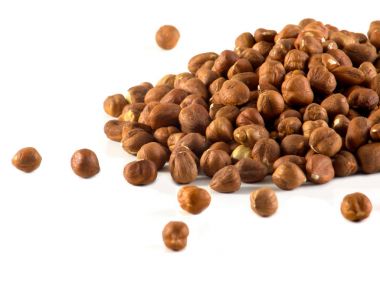 Beyaz arka plan üzerinde izole yığın üzerinde ham fındık