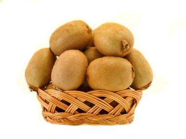 Beyaz zemin üzerinde bir hasır sepet meyve kivi 