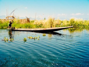 Yerel halk Myanmar'ın Inle Gölü'nde balık yakalar. Inle Gölü, Myanmar'ın güneydoğusunda, Mandalay'ın güneydoğusunda yer alan sığ bir göldür. 11.11.2009