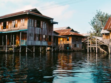 Shan, Myanmar'daki Inle Gölü'nde ahşap yüzen evler. Inle Gölü Shan Taunggyi İlçesi Nyaungshwe İlçesi bulunan bir tatlı su gölü 