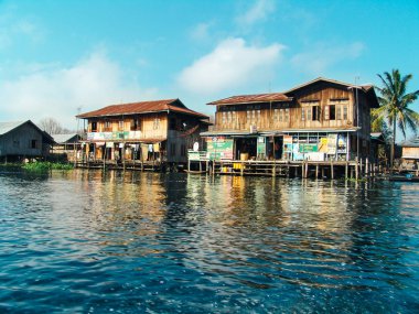 Shan, Myanmar'daki Inle Gölü'nde ahşap yüzen evler. Inle Gölü Shan Taunggyi İlçesi Nyaungshwe İlçesi bulunan bir tatlı su gölü 