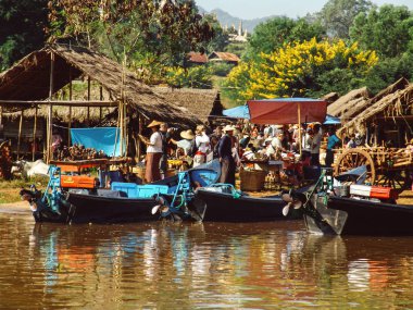Indein Myanmar insanlar Myanmar Inle Gölü'nde Indein haftalık pazarda geleneksel giysiler üzerinde. 12.11.2009