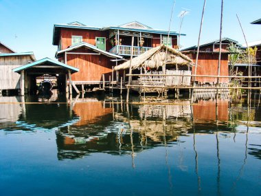 Shan, Myanmar'daki Inle Gölü'nde ahşap yüzen evler. Inle Gölü Shan Taunggyi İlçesi Nyaungshwe İlçesi bulunan bir tatlı su gölü 