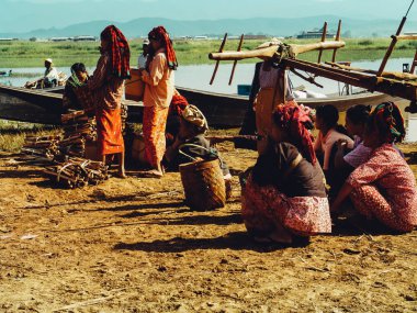 Indein Myanmar insanlar Myanmar Inle Gölü'nde Indein haftalık pazarda geleneksel giysiler üzerinde. 12.11.2009