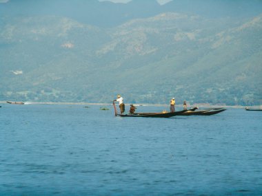 Yerel halk Myanmar'ın Inle Gölü'nde balık yakalar. Inle Gölü, Myanmar'ın güneydoğusunda, Mandalay'ın güneydoğusunda yer alan sığ bir göldür. 11.11.2009