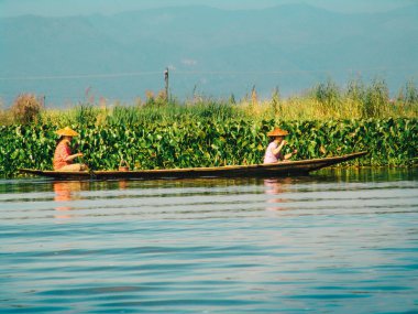 Yerel halk Myanmar'ın Inle Gölü'nde balık yakalar. Inle Gölü, Myanmar'ın güneydoğusunda, Mandalay'ın güneydoğusunda yer alan sığ bir göldür. 11.11.2009