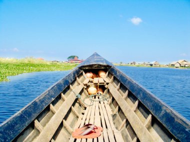 Ahşap balıkçı teknesi Inle gölü üzerinde seyahat oin Burma Myanmar